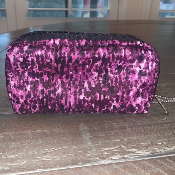 NWOT, Le Sportsac cosmetic/ multi use zip pouch . - Picture 1 of 5